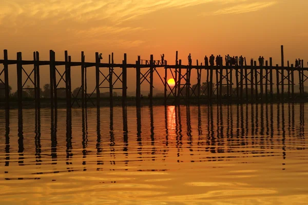 U bein bridge at sunset in Amarapura near Mandalay, Myanmar (Burma) — Stock Photo, Image
