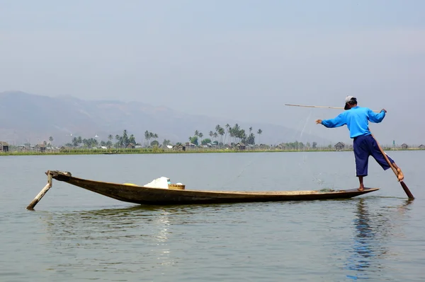 Rybáři na jezeře Inle v Myanmaru (Barmě) pomocí unikátní techniky — Stock fotografie