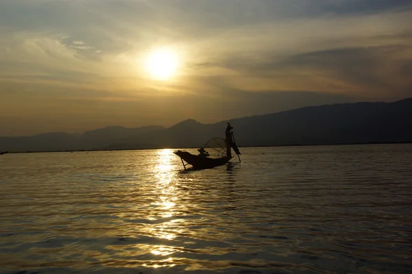 脚漕ぎと円錐フィッシュネットのユニークな技術を用いて、ミャンマー（ビルマ）でのインレー湖の漁師. — ストック写真