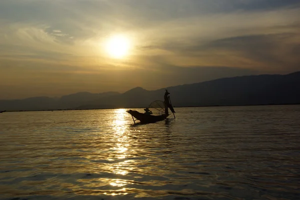 Rybáři na jezeře inle v Myanmaru (Barmě) pomocí unikátní techniky nohou veslování a kuželové síťované. — Stock fotografie