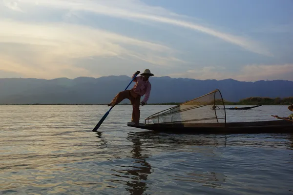 Rybáři na jezeře inle v Myanmaru (Barmě) pomocí unikátní techniky nohou veslování a kuželové síťované. — Stock fotografie