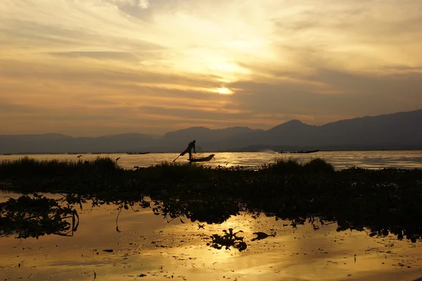 Pescadores no lago Inle, em Mianmar (Birmânia), utilizando uma técnica única de remo nas pernas e rede de pesca cónica . — Fotografia de Stock