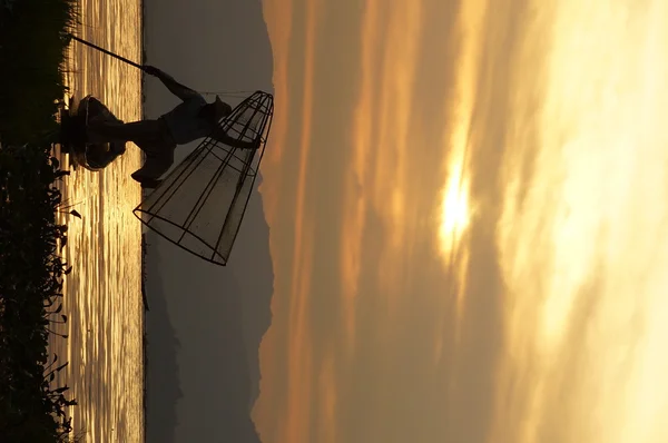 Fishermen on Inle Lake in Myanmar (burma) using unique technique of leg-rowing and conical fishnet. — Stock Photo, Image