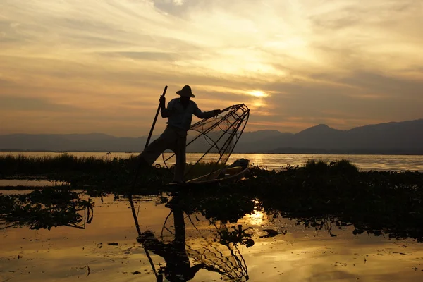 Pescarii de pe Lacul Inle din Myanmar (Birmania) folosind o tehnică unică de vâslire a picioarelor și plasă de pește conică . — Fotografie, imagine de stoc