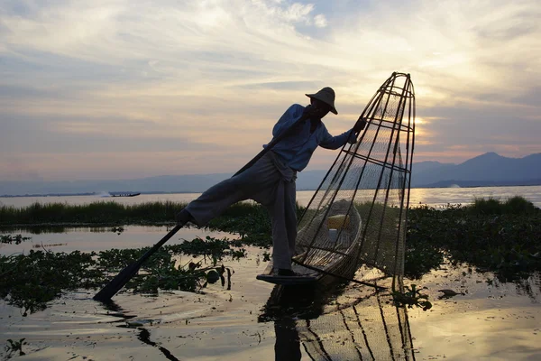 Pescadores no lago Inle, em Mianmar (Birmânia), utilizando uma técnica única de remo nas pernas e rede de pesca cónica . — Fotografia de Stock