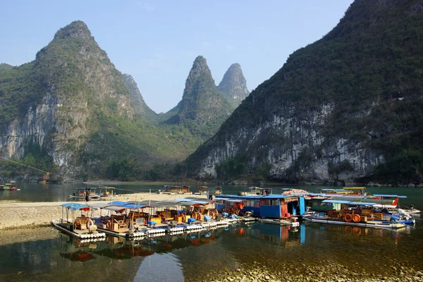 Yu Long paesaggio fluviale a Yangshuo, Guilin, provincia di Guanxi, Cina — Foto Stock