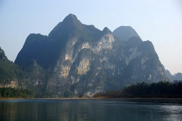 Paisaje del río Yu Long en Yangshuo, Guilin, provincia de Guanxi, China — Foto de Stock