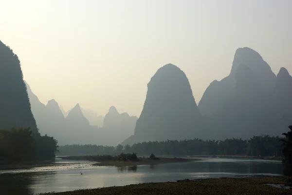 Yu uzun nehir manzara yangshuo, guilin, guanxi Eyaleti, Çin — Stok fotoğraf