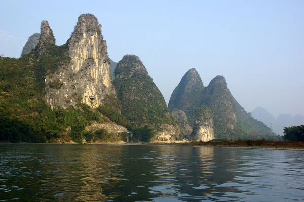 Yu Long River landscape in Yangshuo, Guilin, Guanxi province, China — стоковое фото