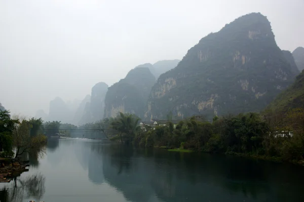 Paisaje del río Yu Long en Yangshuo, Guilin, provincia de Guanxi, China — Foto de Stock