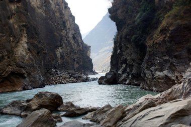 Kaplan sıçrayan Gorge yakınındaki lijiang, yunnan Eyaleti, Çin