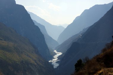 Kaplan sıçrayan Gorge yakınındaki lijiang, yunnan Eyaleti, Çin