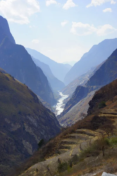 麗江、雲南省、中国の近くの峡谷を跳躍のトラ — ストック写真