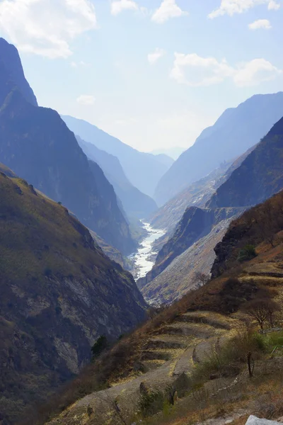 Tiger Leaping Gorge perto de Lijiang, província de Yunnan, China — Fotografia de Stock