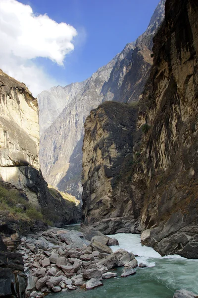 Tygr skáče rokle poblíž lijiang, Jün-nan, Čína — Stock fotografie