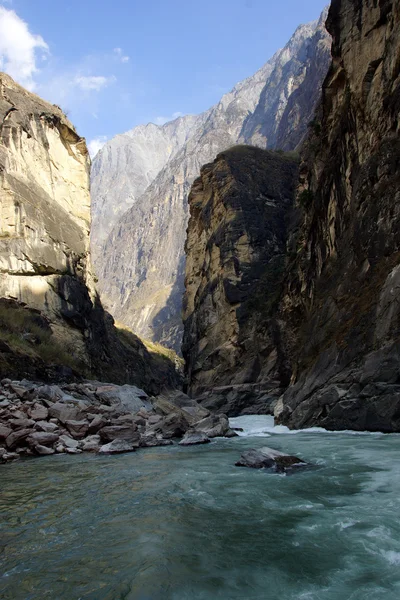 Tygr skáče rokle poblíž lijiang, Jün-nan, Čína — Stock fotografie