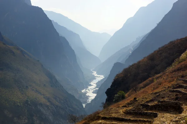 虎跳峡附近丽江，云南省，中国 — 图库照片