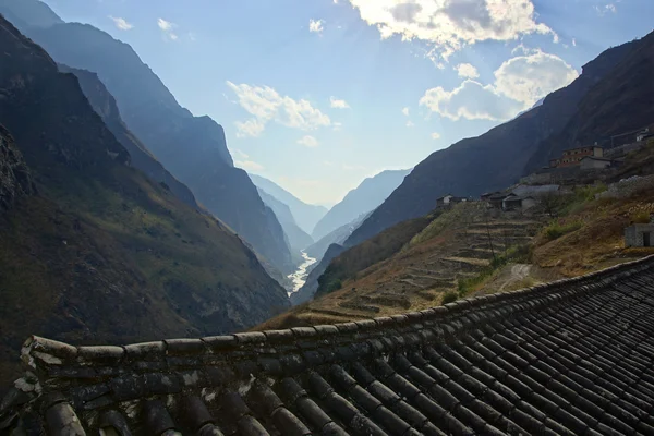 Garganta del Salto del Tigre cerca de Lijiang, provincia de Yunnan, China —  Fotos de Stock