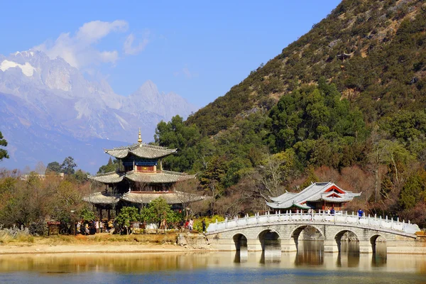 Black Dragon Pool Jade Dragon Snow Mountain em Lijiang, Yunnan, China — Fotografia de Stock