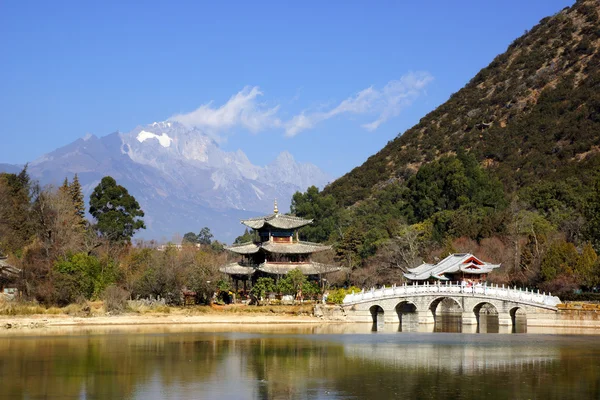 Černý drak fond jade dragon sníh hora v lijiang, yunnan, Čína — Stock fotografie