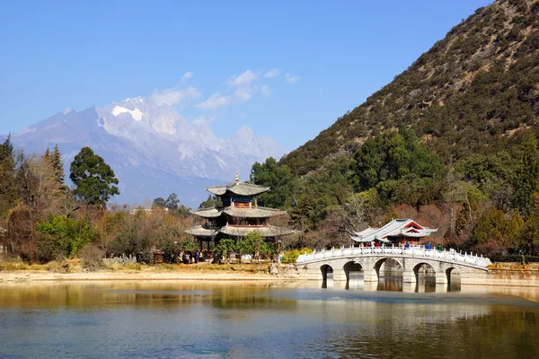 Zwarte draak zwembad jade dragon snow mountain in lijiang, yunnan, china — Stockfoto