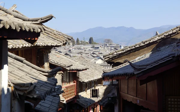 中国雲南省麗江旧市街における古代の屋根 — ストック写真