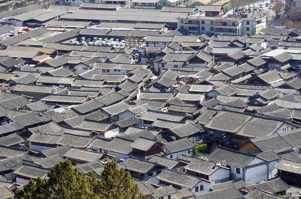 中国雲南省麗江旧市街における古代の屋根 — ストック写真
