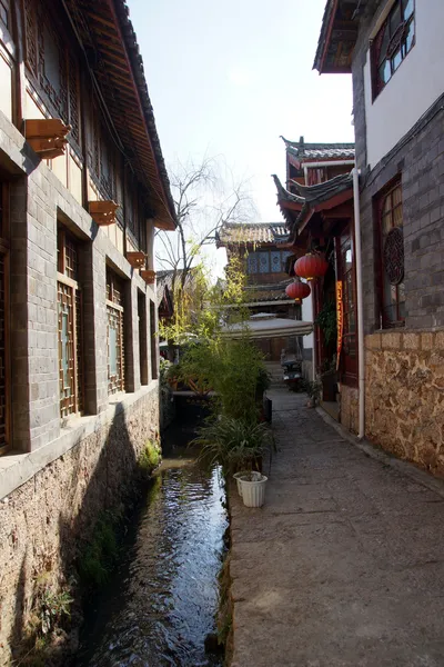 Ulice ve starém městě lijiang, Jün-nan, Čína. — Stock fotografie