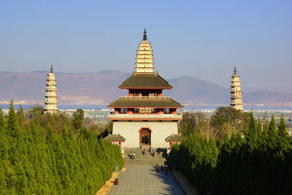Trzy buddyjskiej pagody w dali starego miasta, prowincji yunnan, Chiny — Zdjęcie stockowe