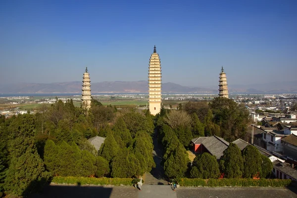 Três pagodes budistas na cidade velha de Dali, província de Yunnan, China — Fotografia de Stock