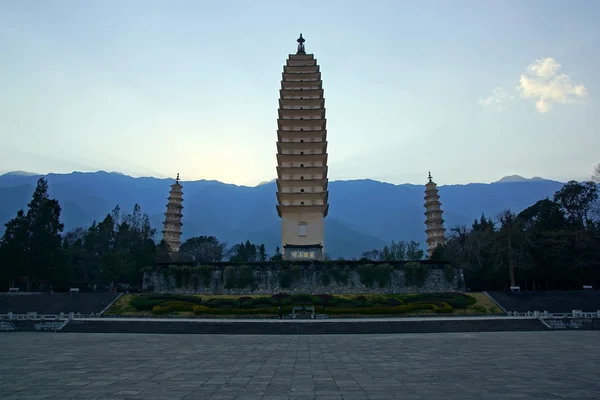 Tre buddhistiske pagoder i Dali gamleby, Yunnan provinsen, Kina – stockfoto