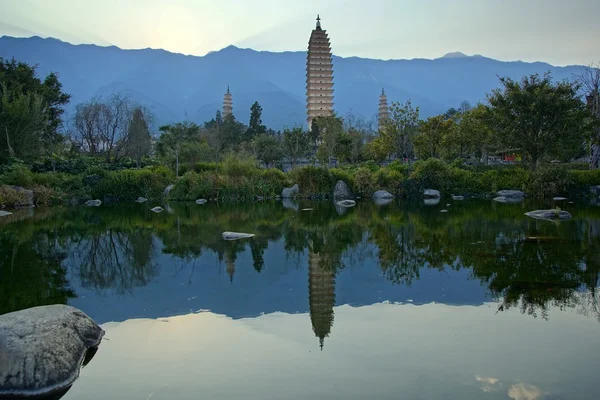 Tre buddhistiska pagoder i dali gamla staden, yunnan-provinsen, Kina — Stockfoto