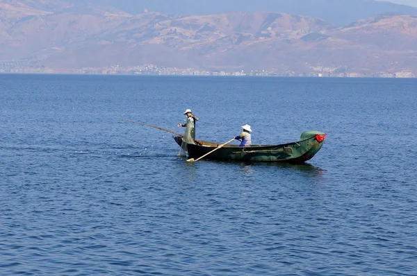 Oameni care pescuiesc pe lacul Erhail, Dali, provincia Yunnan, China — Fotografie, imagine de stoc
