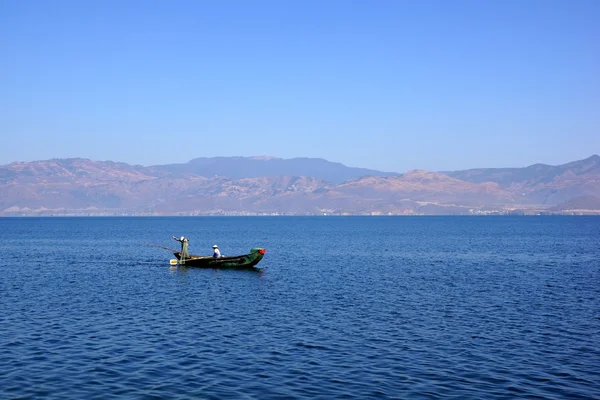 Menschen angeln auf Erhail Lake, dali, Provinz Yunnan, China — Stockfoto
