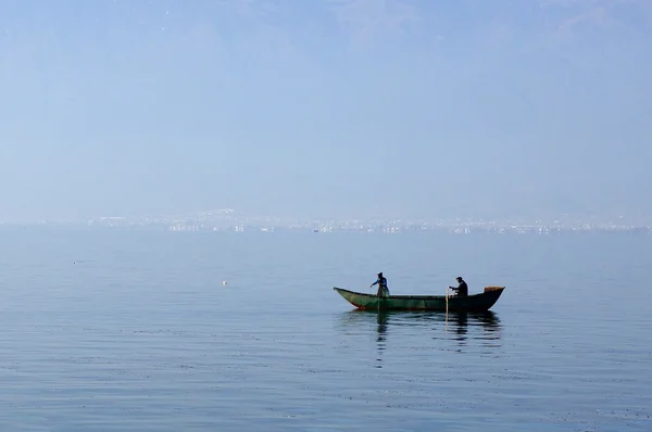 People fishing on Erhail lake, Dali, Yunnan province, China — Stock Photo, Image