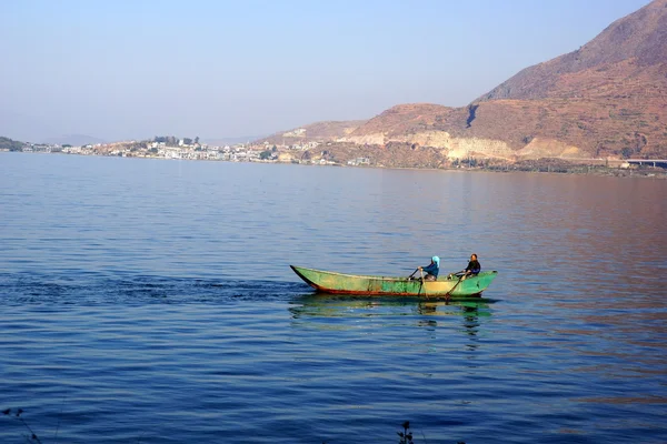 People fishing on Erhail lake, Dali, Yunnan province, China — Stock Photo, Image