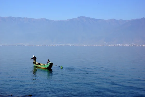 People fishing on Erhail lake, Dali, Yunnan province, China — Stock Photo, Image