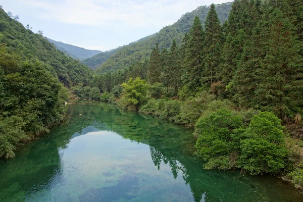 หุบเขาในภูเขา Wuyishan มณฑลฝูเจี้ยนประเทศจีน — ภาพถ่ายสต็อก