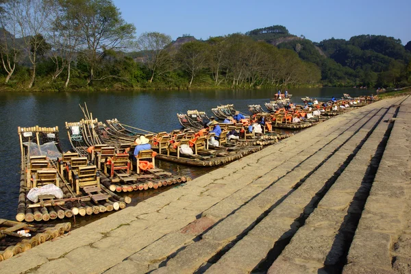 Bamboo rafting v horách wuyishan, Čína — Stock fotografie