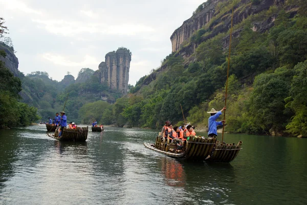 Bambu rafting i Wuyishans bergen, Kina — Stockfoto