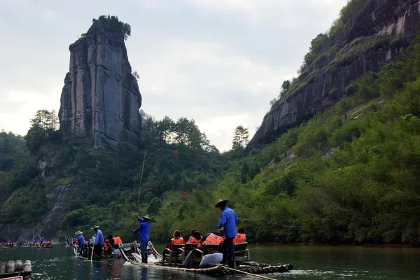 Bambu rafting i Wuyishans bergen, Kina — Stockfoto