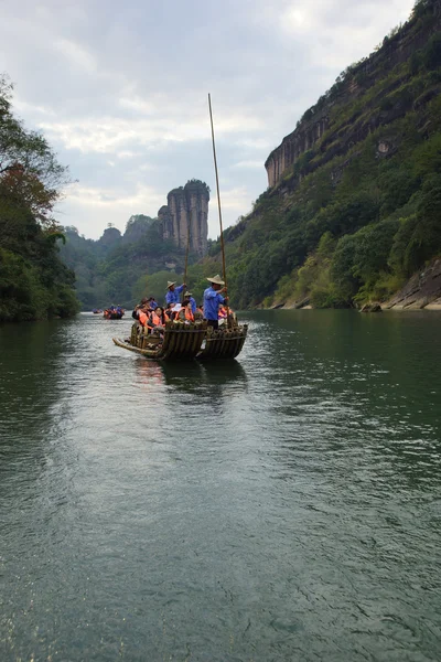 Bamboo rafting v horách wuyishan, Čína — Stock fotografie