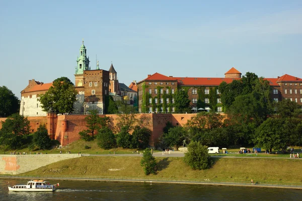 Hrad Wawel na břehu řeky Visly v Krakově (Krakov), Polsko — Stock fotografie