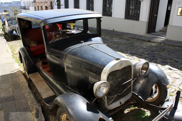 Винтажный автомобиль на улице Colonia del Sacramento, Уругвай — стоковое фото