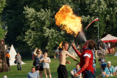 Krakow, Polonya - 21 Haziran: st. john's adil festivalin ateş gösterisi Haziran 2013 tarihinde Krakow, Polonya. performans bu aktörler ejderha ile mücadele ediyoruz