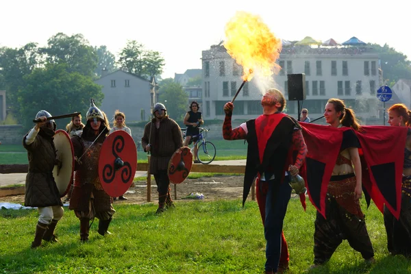 KRAKOW, POLAND - JUNE 21: St. John's Fair festival's fire show on June 2013 in Krakow, Poland. In this performance the actors are fighting with the dragon — Stock Photo, Image