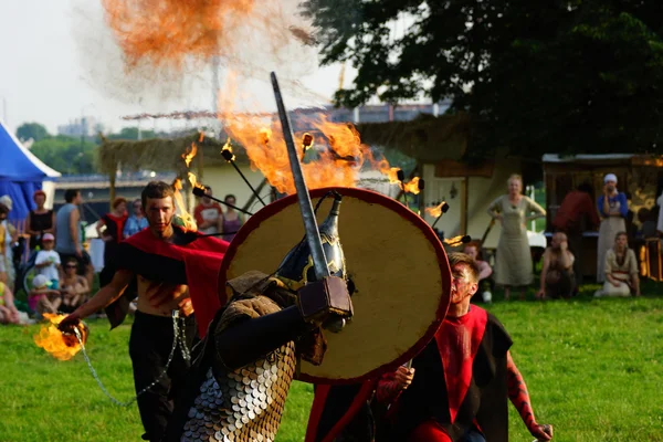 KRAKOW, POLAND - JUNE 21: St. John's Fair festival's fire show on June 2013 in Krakow, Poland. In this performance the actors are fighting with the dragon — Stock Photo, Image