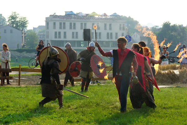 KRAKOW, POLAND - JUNE 21: St. John's Fair festival's fire show on June 2013 in Krakow, Poland. In this performance the actors are fighting with the dragon — Stock Photo, Image