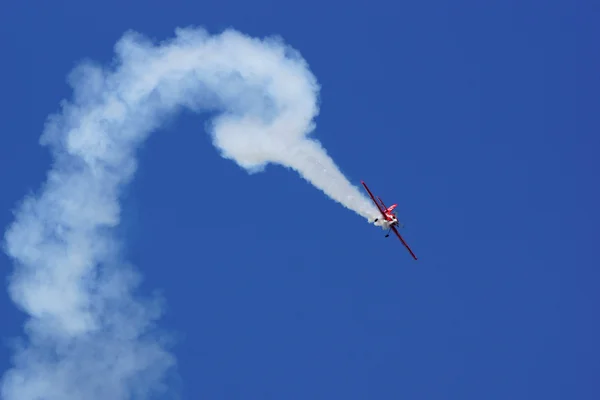 KRAKOW, POLAND - JUNE 29: Flying display and aerobatic show of Zelazny group in Malopolski Piknik Lotniczy (Air festival), Krakow on 29 June, 2013 — Stock Photo, Image