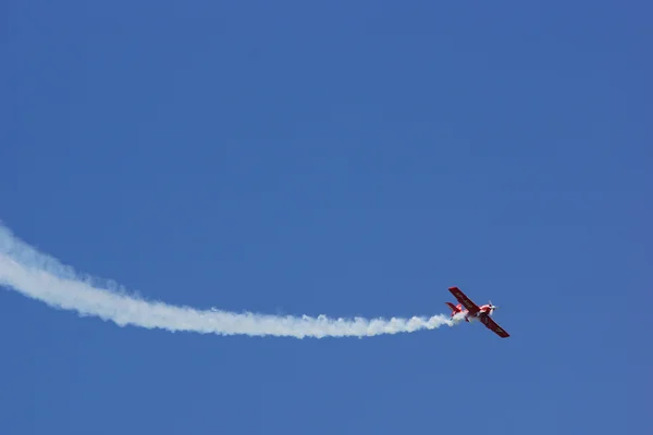 KRAKOW, POLAND - JUNE 29: Flying display and aerobatic show of Zelazny group in Malopolski Piknik Lotniczy (Air festival), Krakow on 29 June, 2013 — Stock Photo, Image